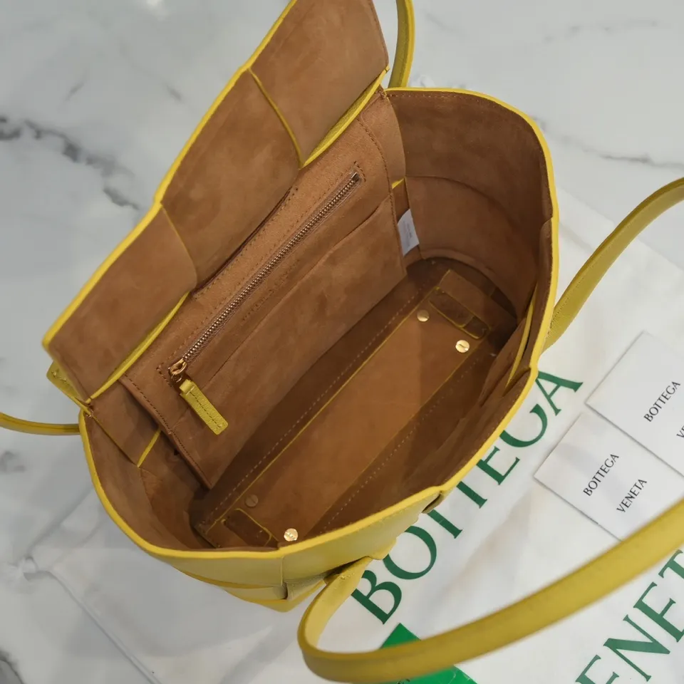 Bottega Veneta [Love]Arco Medium 🖤Litchi pattern/Size: Bag opening 33, bag body 22*6*20 BV’s most classic elements, showing the uniqueness of art, maintaining fresh fashion radiance, high-end design, more fashionable, effortlessly bringing out the soul of the bag, easy to wear, large capacity, don’t worry about things, absolutely enough to hold! Model 【6683#】Pineapple Yellow